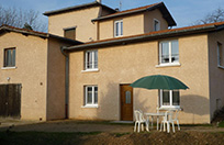 Gîte 'La Cachette d'Ampelopsis' à Chiroubles (Rhône - Beaujolais des Crus) : chambre 'Découverte' pour 5 personnes, à l'étage.